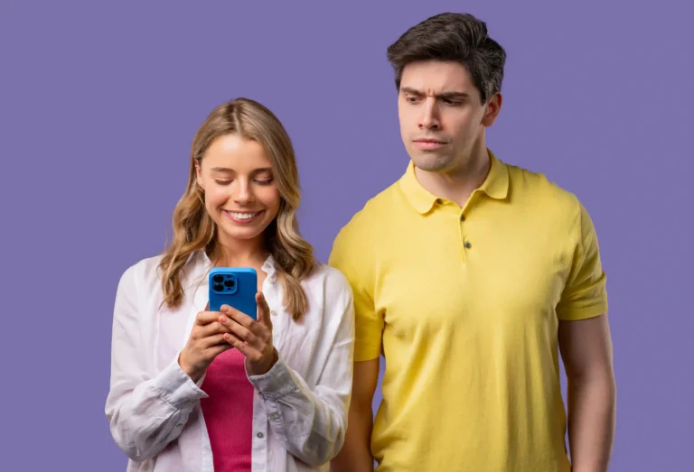 Hombre receloso espiando el chat de su novia