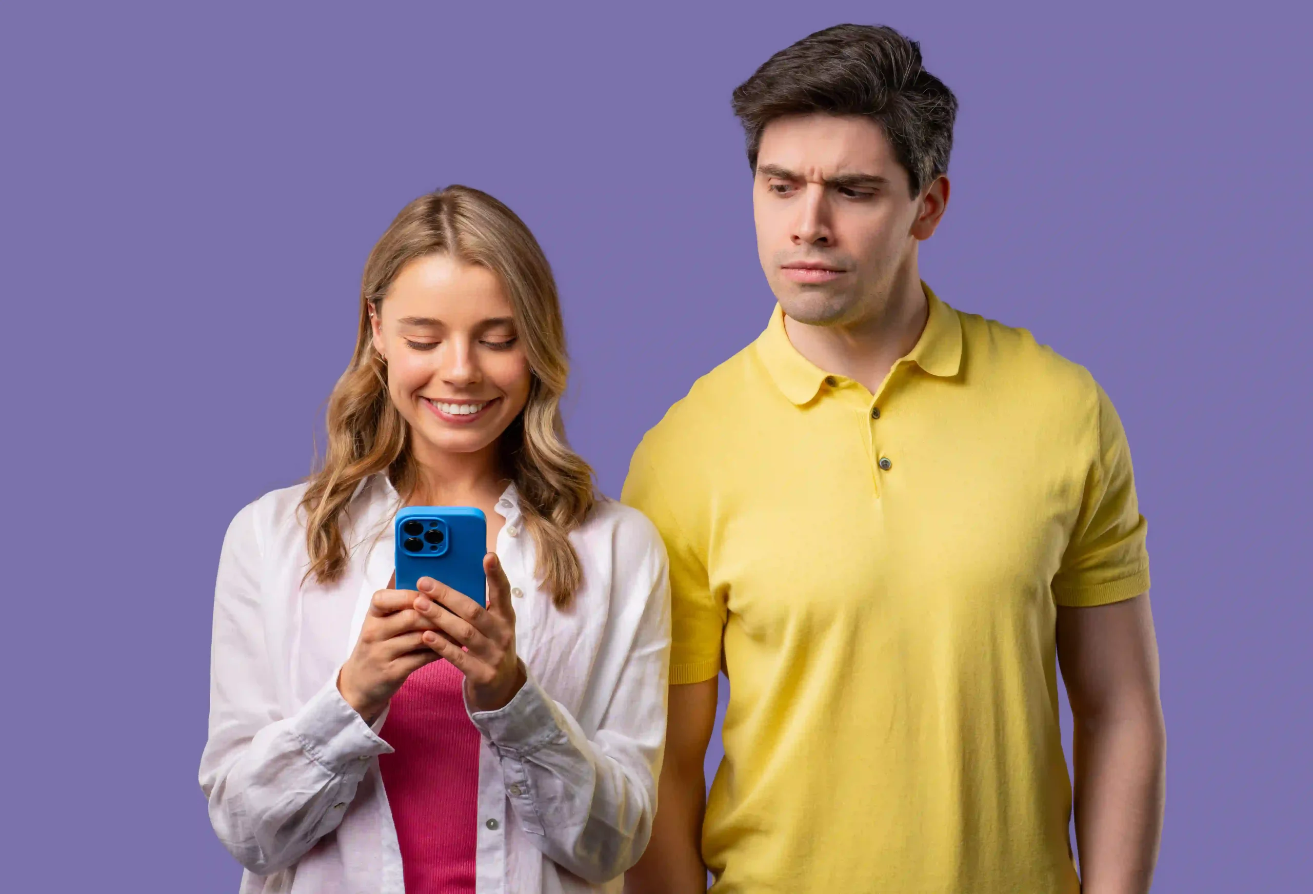 Hombre receloso espiando el chat de su novia