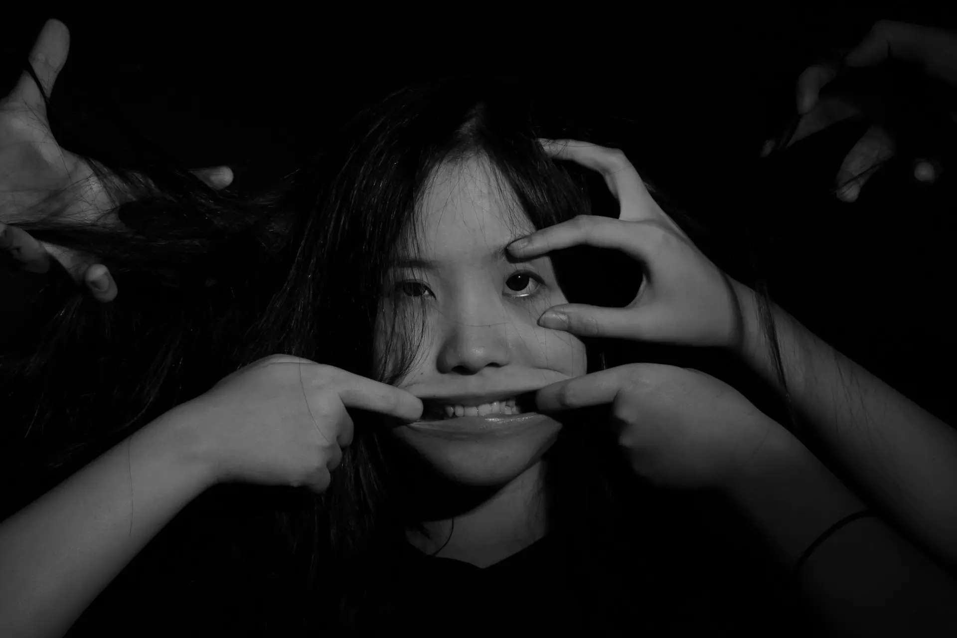 Mujer manipulando su rostro