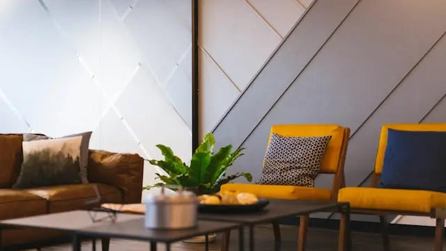 Dos sillas vacías frente a frente en una habitación con luz natural